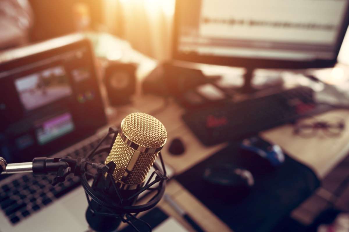 condenser-microphone-golden-in-the-studio-recording-creating-the-sound-effect-for-the-content-creator_t20_LzEN3P condenser-microphone-golden-in-the-studio-recording-creating-the-sound-effect-for-the-content-creator_t20_LzEN3P